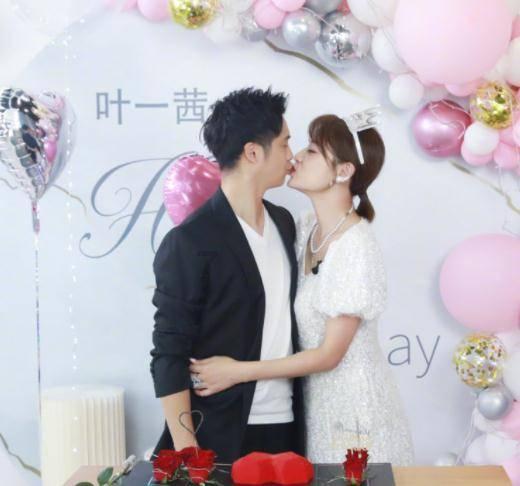 尹烨演讲时带货“买998送899”，被顾均辉批“需要学习定位”